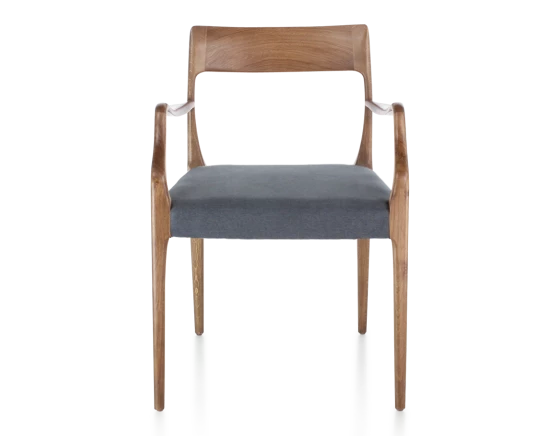 Chaise scandivave avec accoudoirs bois teinte noyer assise tissu gris