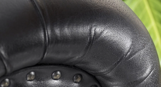 Canapé Chesterfield cuir 2 places noir accoudoirs cloutés