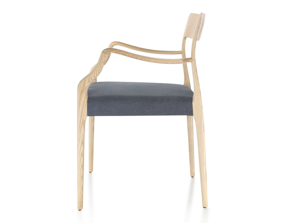 Chaise scandinave avec accoudoirs bois teinte naturelle assise tissu gris Chaise scandinave avec accoudoirs bois teinte naturelle assise tissu gris
