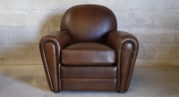 Fauteuil club cuir marron soutenu accoudoirs passepoil