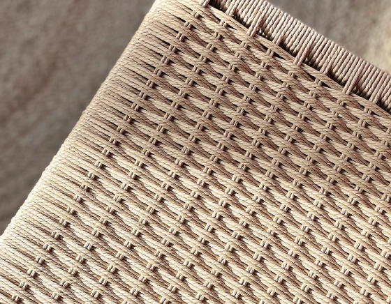 Chaise scandinave avec accoudoirs bois teinte marron foncé assise corde