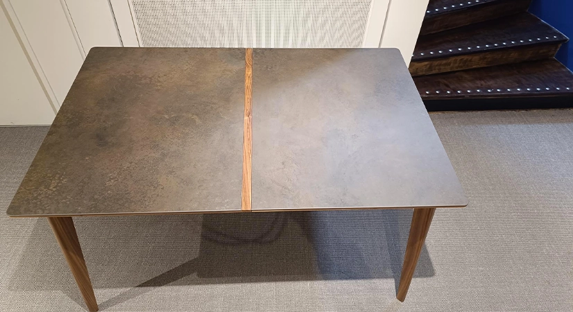 Table extensible 6 à 8 personnes en noyer et céramique allonges bois avec bois teinte naturelle et plateau céramique brun oxydé