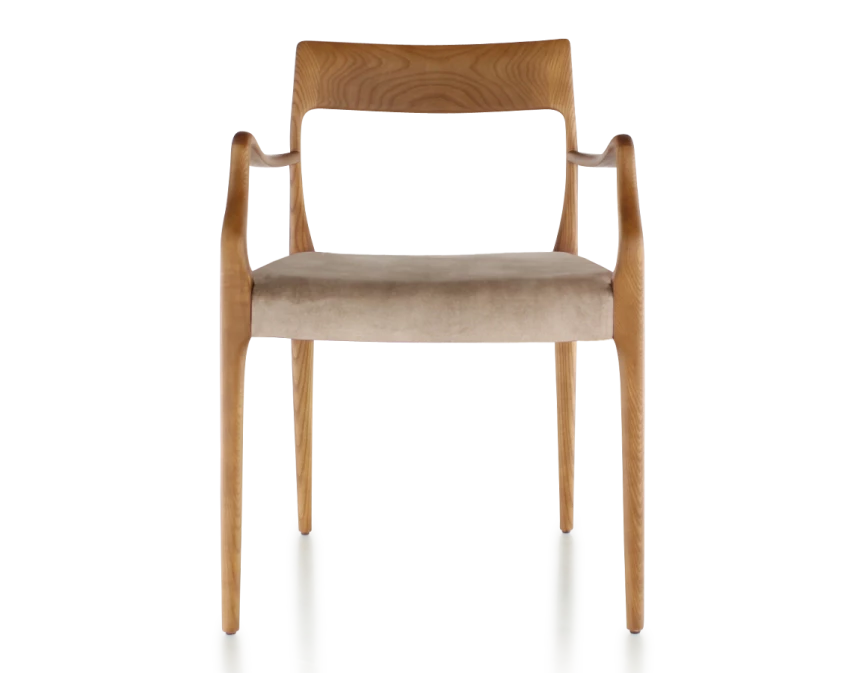 Chaise scandivave avec accoudoirs bois teinte merisier assise tissu velours taupe clair
