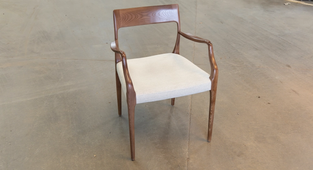 Chaises avec accoudoirs bois teinte marron foncé et tissu beige Chaises avec accoudoirs bois teinte marron foncé et tissu beige