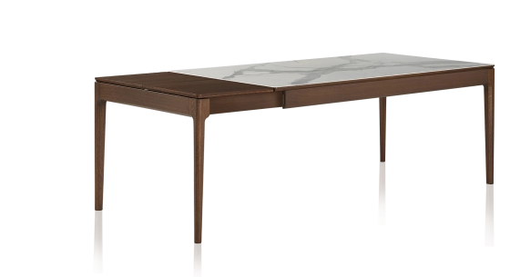 Table extensible 6 à 10 personnes en chêne et céramique allonges bois avec bois teinte marron foncé et plateau céramique effet marbre blanc 140x90 cm