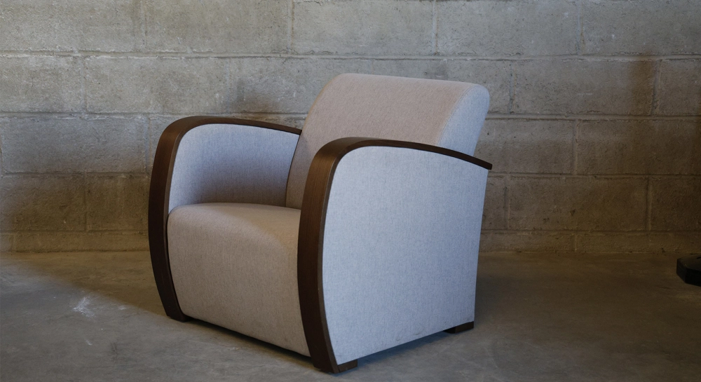 Fauteuil design bois teinte marron foncé et tissu beige naturel