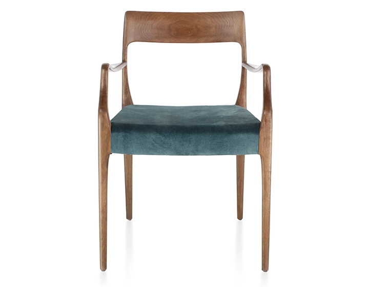 Chaise scandinave avec accoudoirs bois teinte noyer assise tissu velours bleu pétrole Chaise scandinave avec accoudoirs bois teinte noyer assise tissu velours bleu pétrole