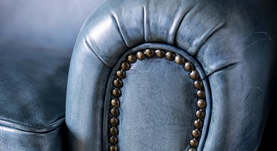 Canapé club cuir 3 places bleu accoudoirs cloutés