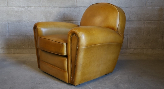 Fauteuil club cuir cognac accoudoirs cloutés