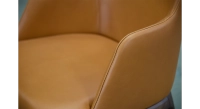 Chaise design avec accoudoirs bois teinte marron foncé et cuir camel Chaise design avec accoudoirs bois teinte marron foncé et cuir camel