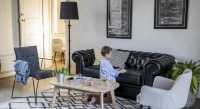 Canapé Chesterfield cuir 2 places noir accoudoirs cloutés Canapé Chesterfield cuir 2 places noir accoudoirs cloutés