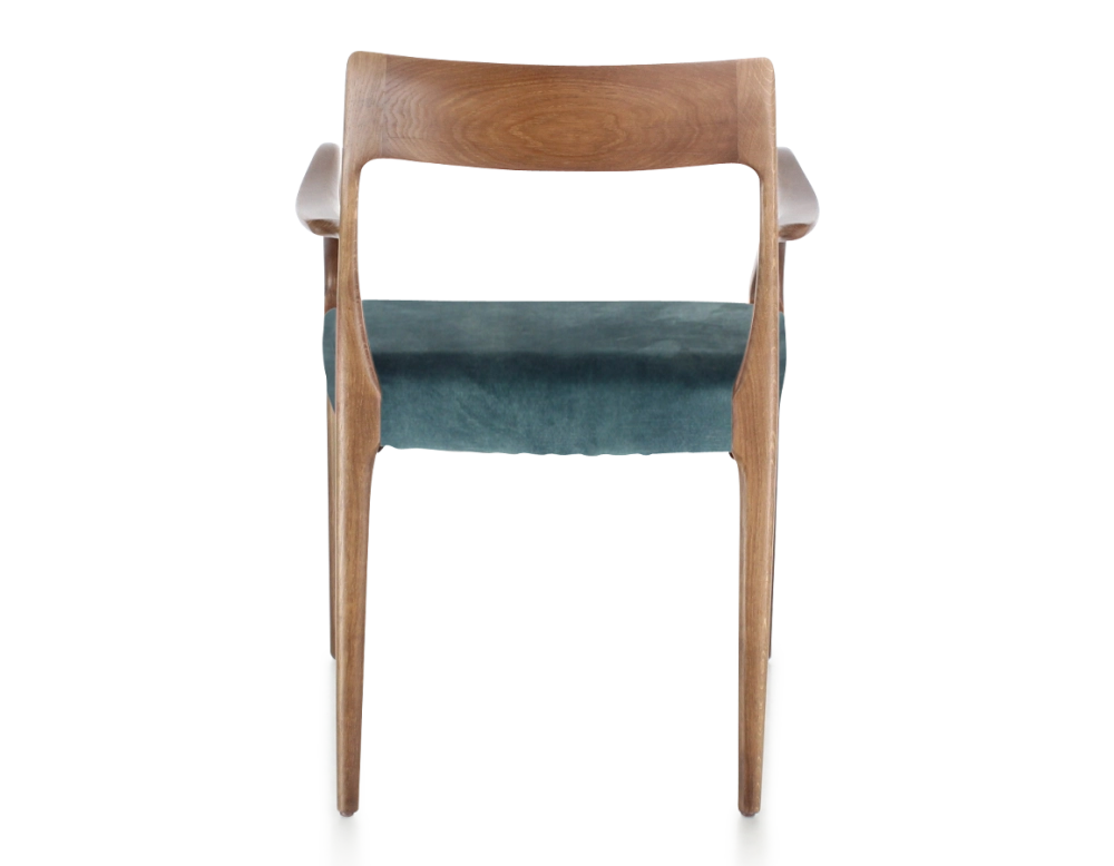 Chaise scandinave avec accoudoirs bois teinte noyer assise tissu velours bleu pétrole Chaise scandinave avec accoudoirs bois teinte noyer assise tissu velours bleu pétrole