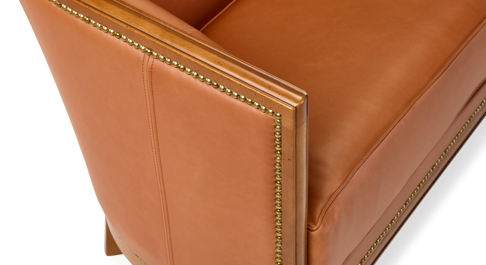 Canapé ancien 3 places accoudoirs moulurés bois teinte ancienne et cuir châtain Canapé ancien 3 places accoudoirs moulurés bois teinte ancienne et cuir châtain