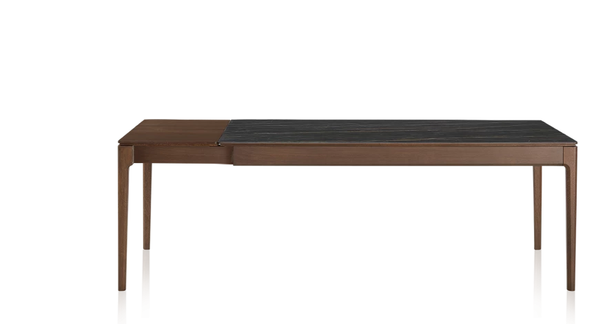 Table extensible 8 à 14 personnes en chêne et céramique allonges bois avec bois teinte marron foncé et plateau céramique effet marbre noir 210x100 cm