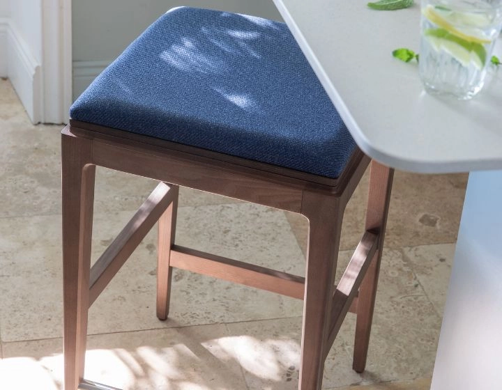 Tabouret de bar design H60 cm bois teinte noyer assise tissu bleu marine Tabouret de bar design H60 cm bois teinte noyer assise tissu bleu marine