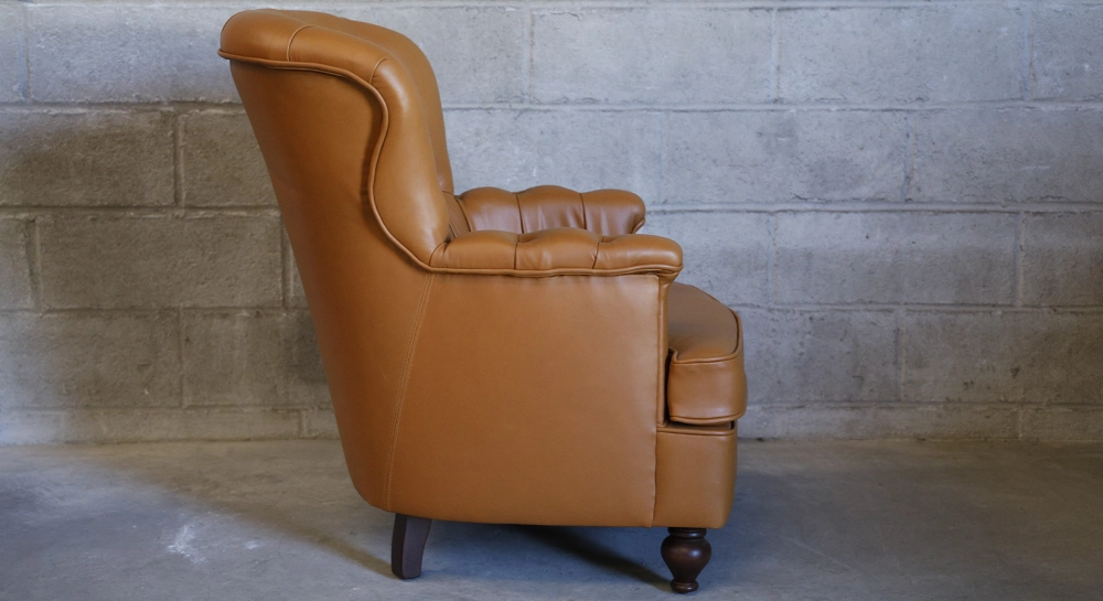 Fauteuil Chesterfield cuir noisette moyen dossier