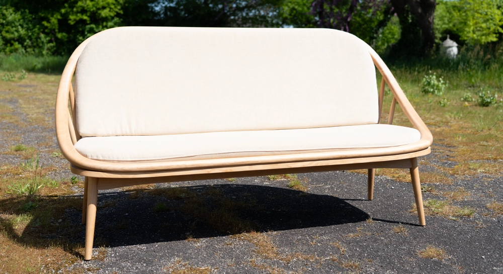 Canapé scandinave 2 places bois teinte naturelle et tissu beige Canapé scandinave 2 places bois teinte naturelle et tissu beige