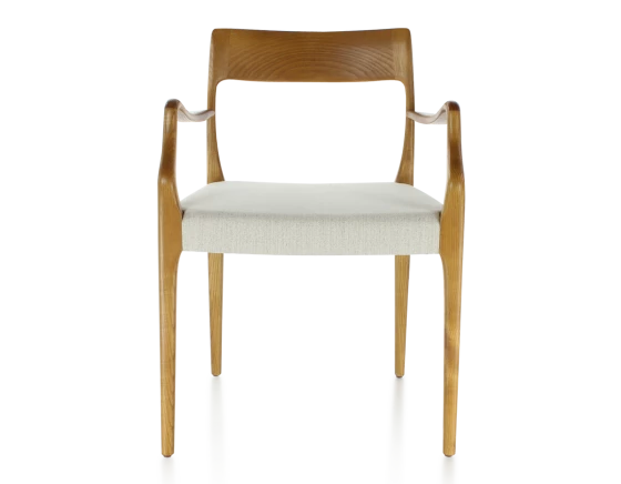 Chaise scandinave avec accoudoirs teinte merisier et tissu beige naturel
