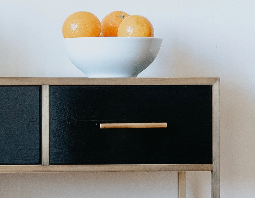 Console design frêne laqué noir et métal patine laiton Console design frêne laqué noir et métal patine laiton