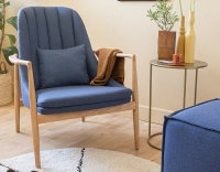 Fauteuil scandinave bois teinte naturelle et tissu bleu marine Fauteuil scandinave bois teinte naturelle et tissu bleu marine
