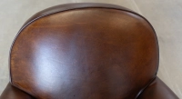 Fauteuil club cuir marron vintage accoudoirs cloutés Fauteuil club cuir marron vintage accoudoirs cloutés