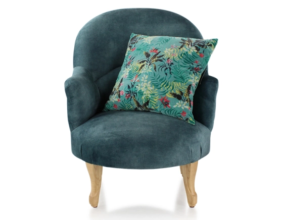 Fauteuil crapaud avec accoudoirs pieds bois teinte naturelle et tissu velours bleu pétrole