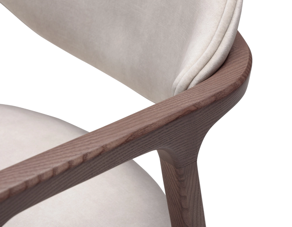 Chaise design avec accoudoirs bois teinte noyer et tissu velours sable