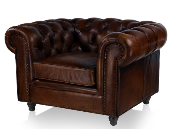 Fauteuil chesterfield cuir marron soutenu accoudoirs cloutés