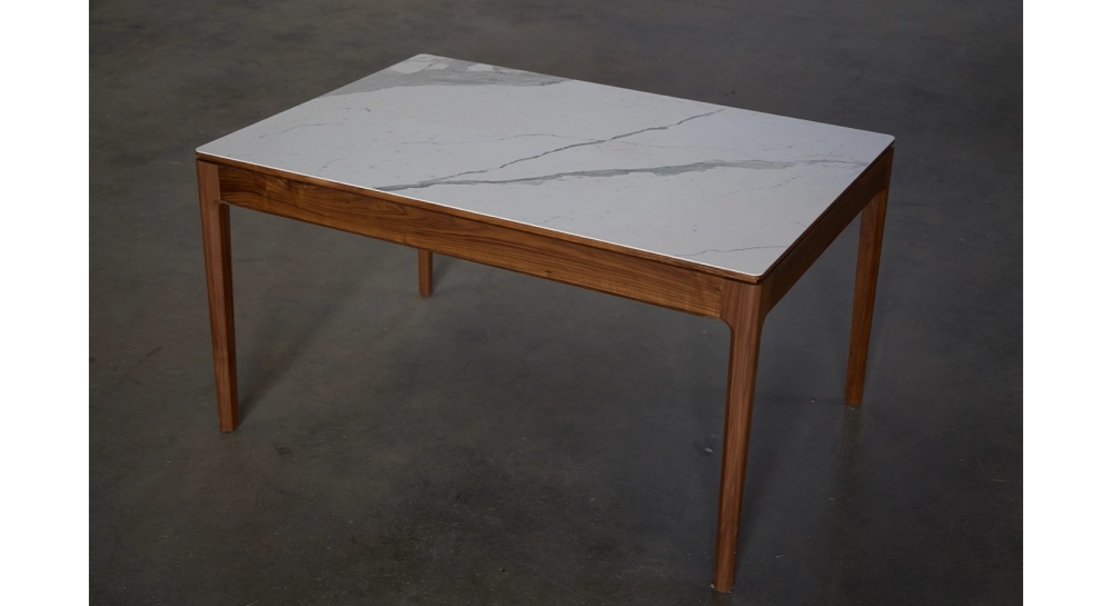 Table extensible 6 à 12 personnes en noyer et céramique allonges bois avec bois teinte naturelle et plateau céramique effet marbre blanc 140x100 cm Table extensible 6 à 12 personnes en noyer et céramique allonges bois avec bois teinte naturelle et plateau céramique effet marbre blanc 140x100 cm