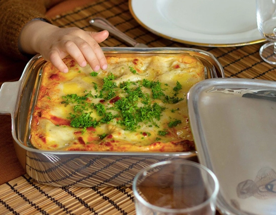 Square cast aluminium and pyrex baking dish