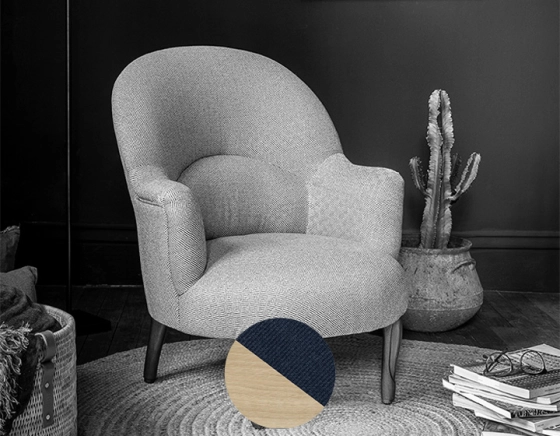 Fauteuil crapaud avec accoudoirs pieds bois teinte naturelle et tissu bleu marine