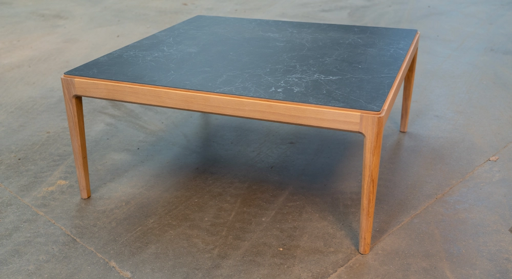 Table basse carrée en chêne et céramique sans tablette avec bois teinte naturelle plateau céramique effet ardoise 100X100 cm Table basse carrée en chêne et céramique sans tablette avec bois teinte naturelle plateau céramique effet ardoise 100X100 cm