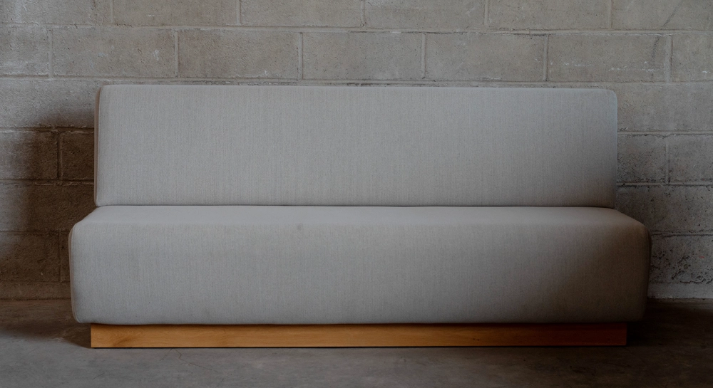 Banco socle de roble natural asiento tejido beige natural