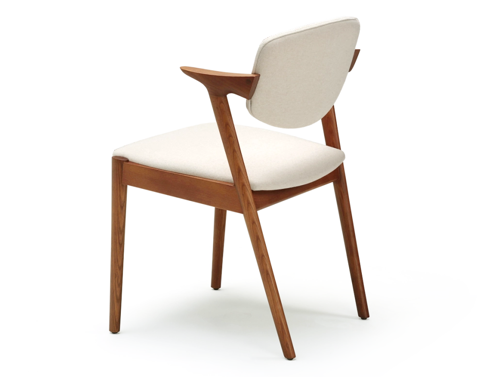 Chaise scandinave bois teinte merisier assise tissu blanc cassé Chaise scandinave bois teinte merisier assise tissu blanc cassé