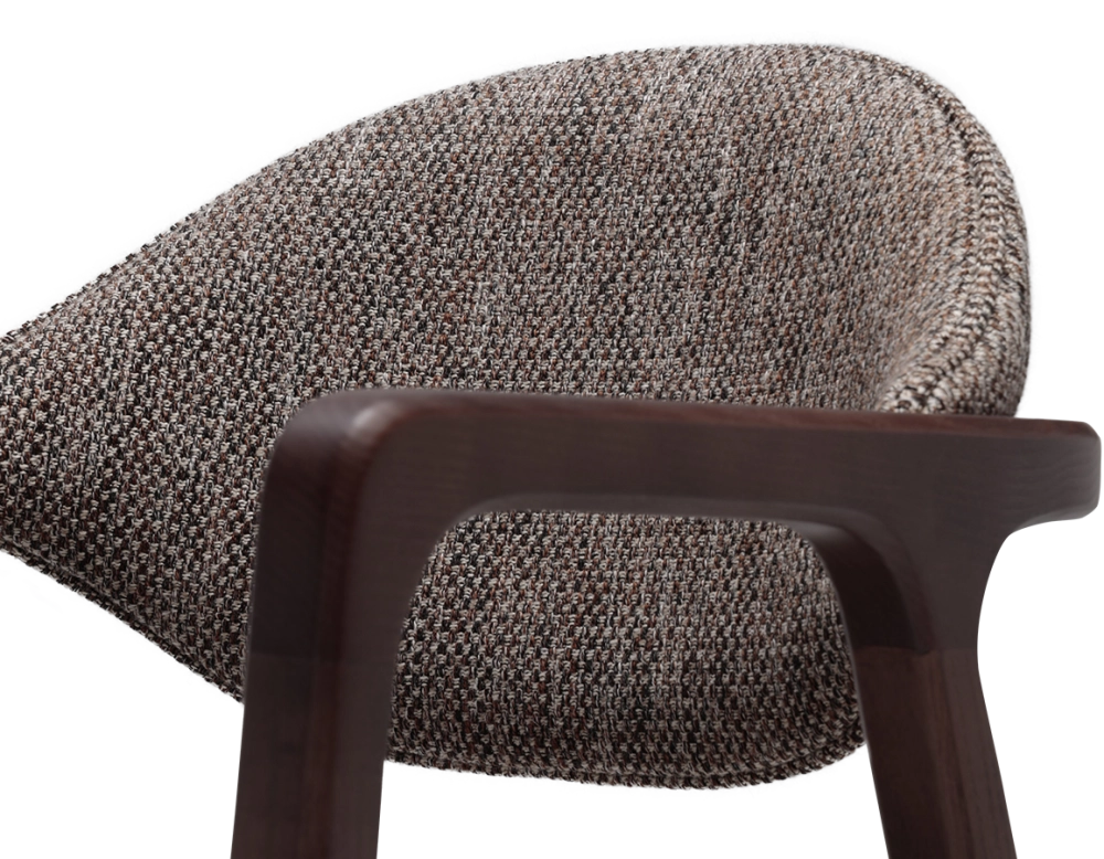 Chaise design avec accoudoirs bois teinte foncée et tissu chiné marron Chaise design avec accoudoirs bois teinte foncée et tissu chiné marron