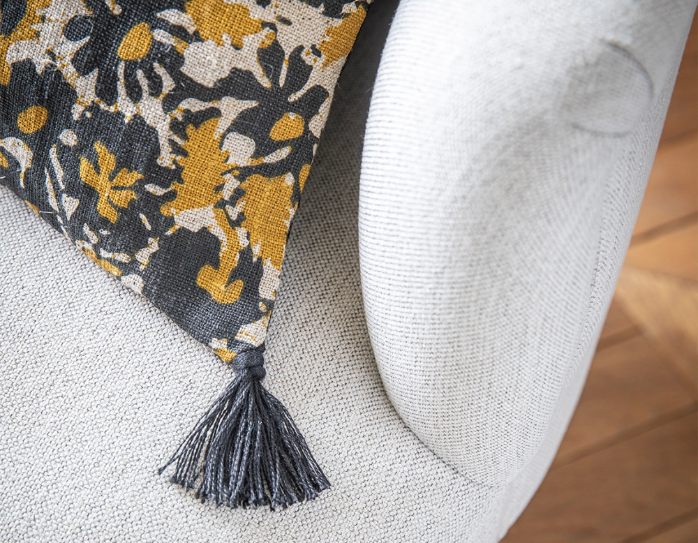 Fauteuil crapaud avec accoudoirs pieds bois teinte naturelle et tissu beige naturel Fauteuil crapaud avec accoudoirs pieds bois teinte naturelle et tissu beige naturel