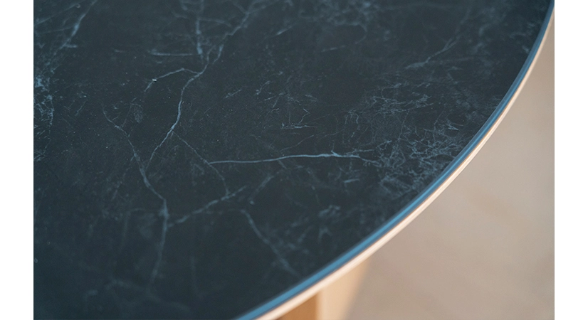 Table basse ovale en chêne et céramique avec bois teinte naturelle plateau céramique effet ardoise 120x80 cm