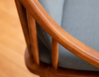 Fauteuil scandinave bois teinte merisier et tissu bleu océan Fauteuil scandinave bois teinte merisier et tissu bleu océan