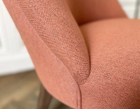 Fauteuil crapaud sans accoudoirs pieds bois teinte noyer et tissu rose corail Fauteuil crapaud sans accoudoirs pieds bois teinte noyer et tissu rose corail