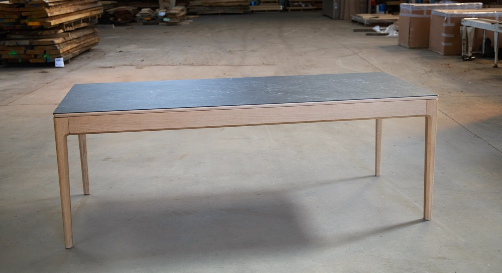 Table extensible 6 à 10 personnes en chêne et céramique allonges céramique avec bois teinte naturelle et plateau et allonge céramique effet ardoise 210x90 cm Table extensible 6 à 10 personnes en chêne et céramique allonges céramique avec bois teinte naturelle et plateau et allonge céramique effet ardoise 210x90 cm