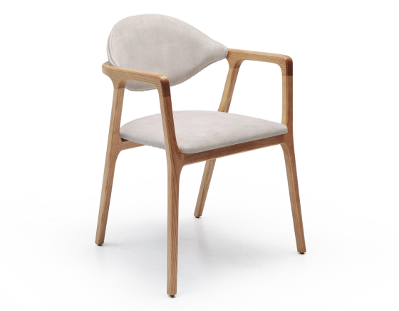 Chaise design avec accoudoirs bois teinte naturelle et tissu velours sable