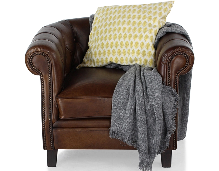 Fauteuil chesterfield cuir marron soutenu accoudoirs cloutés Fauteuil chesterfield cuir marron soutenu accoudoirs cloutés