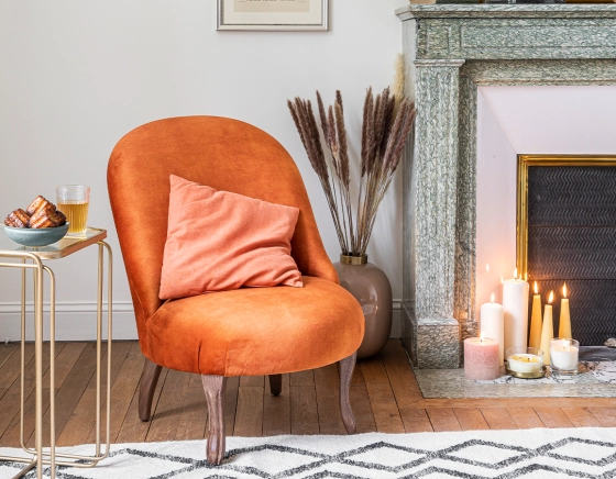 Fauteuil crapaud sans accoudoirs pieds bois teinte noyer et tissu velours terracotta