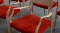 Lot de 6 chaises avec accoudoirs bois teinte naturelle tissu rouge orangé Lot de 6 chaises avec accoudoirs bois teinte naturelle tissu rouge orangé