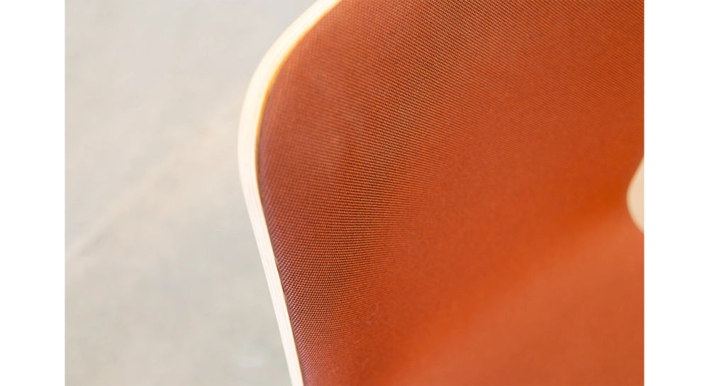 Chaises design chêne teinte naturelle et tissu rouge bordeaux Chaises design chêne teinte naturelle et tissu rouge bordeaux