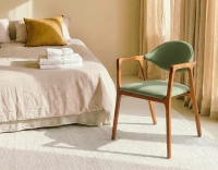 Silla de diseño con reposabrazos madera tinte cerezo y tejido verde