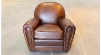 Fauteuil club cuir marron vintage accoudoirs cloutés Fauteuil club cuir marron vintage accoudoirs cloutés