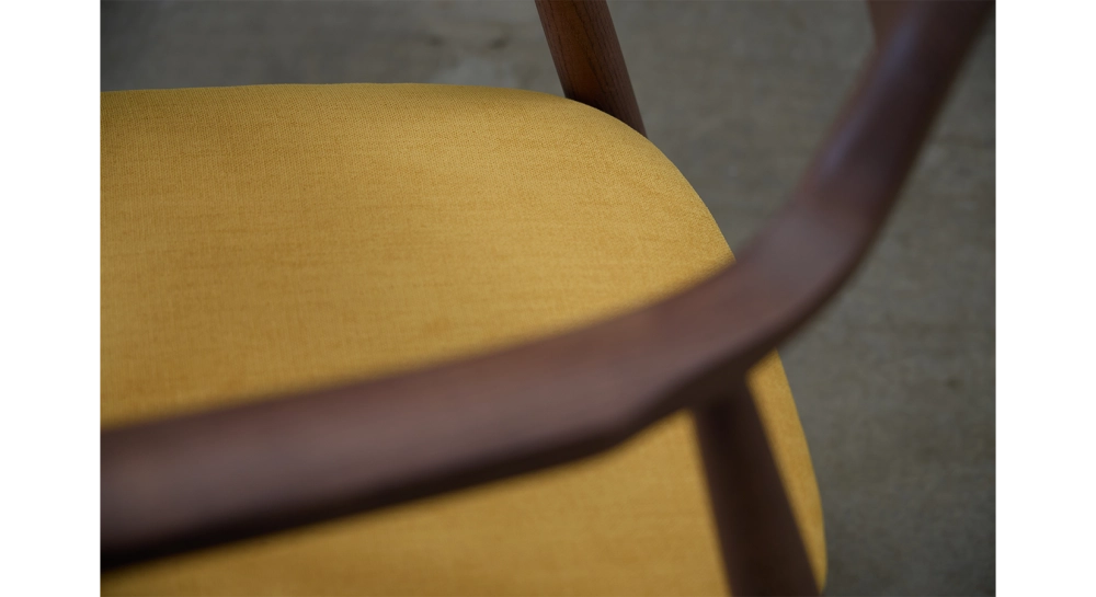 Chaise scandinave bois teinte noyer assise tissu jaune Chaise scandinave bois teinte noyer assise tissu jaune