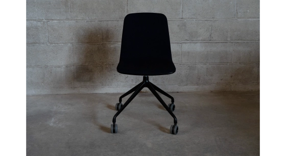 Chaise de bureau à roulettes dossier bois teinte anthracite assise en laine bouillie anthracite