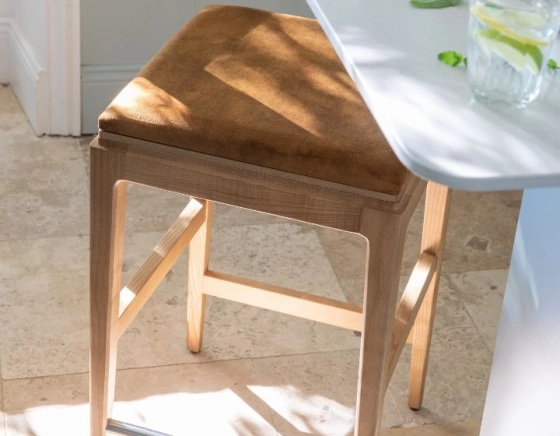 Tabouret de bar design H80 cm bois teinte naturelle assise tissu velours bronze